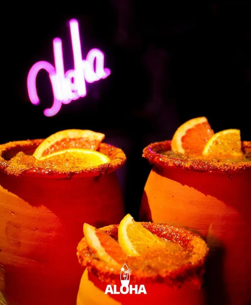 Trío de cantaritos escarchados con orange y neon Aloha al fondo