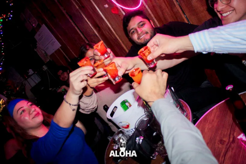 Grupo brindando en Aloha Bar