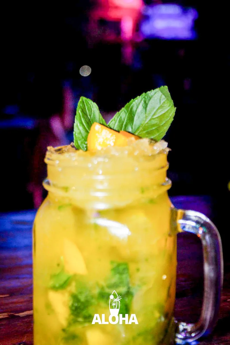 Jarra de mojito de mango servida en Aloha