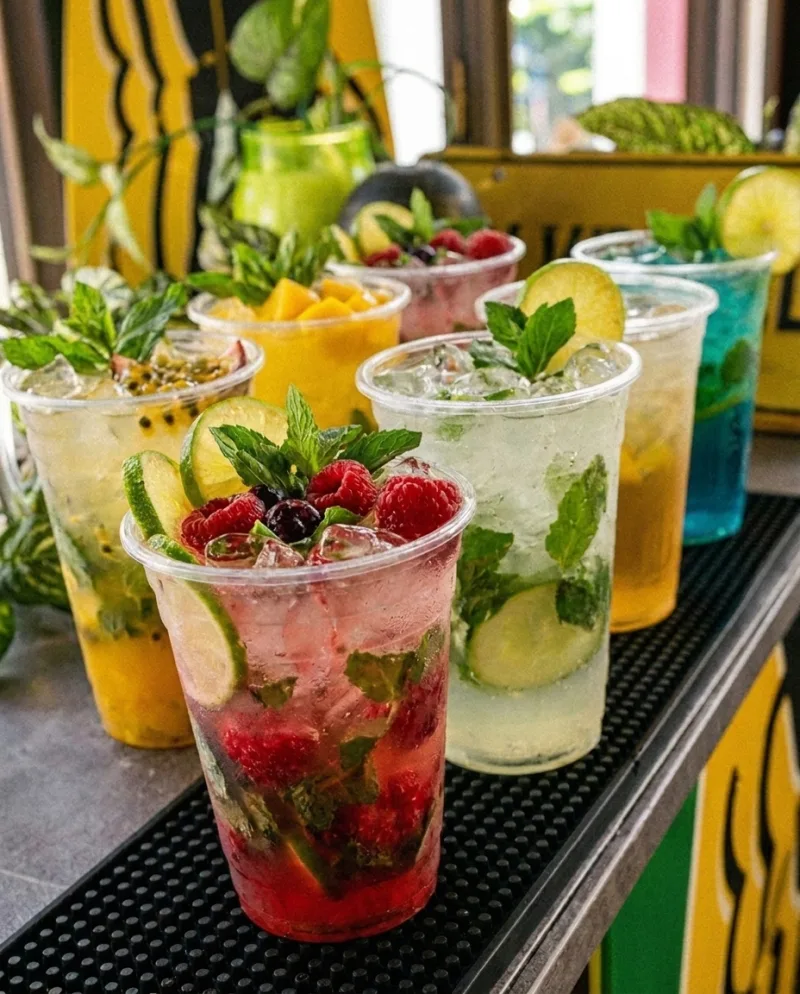 Mojitos surtidos con menta, lime, frutos rojos y frutas tropicales servidos por pieza